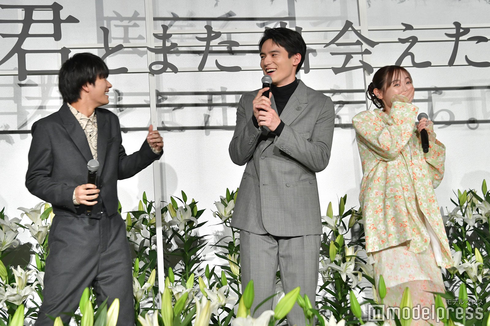 福山雅治の登場に震え上がる嶋崎斗亜、水上恒司、福原遥（C）モデルプレス