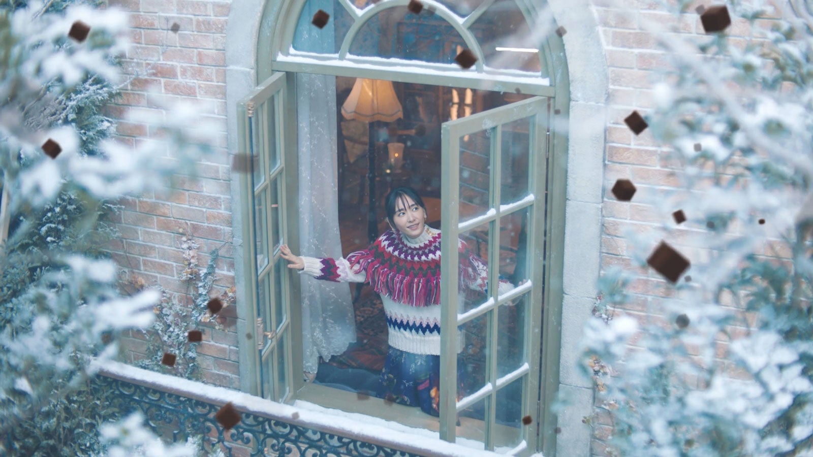 新垣結衣／新テレビCM「今年も雪のようなくちどけを。」篇より（提供写真）