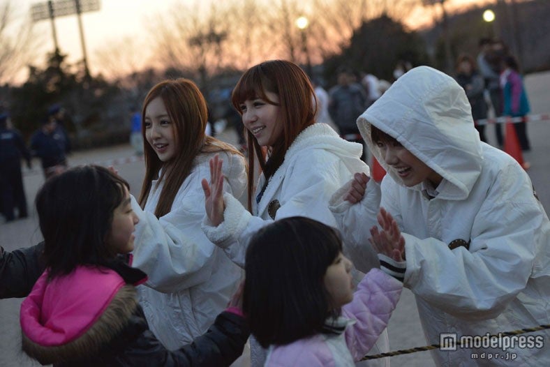 子どもたちと触れ合うメンバーたち（C）AKS