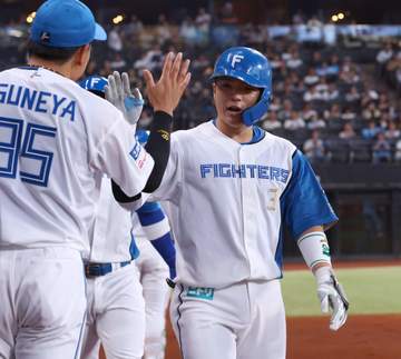 日本ハム快勝 2位西武とは再びゲーム差なしに 重盗で先制 五回は一挙5点の猛攻 山崎は5勝目