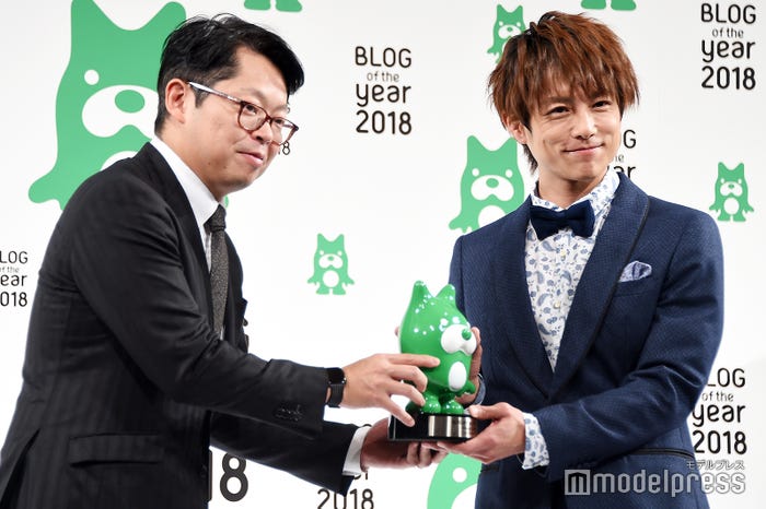 トロフィーを受け取った杉浦太陽(C)モデルプレス