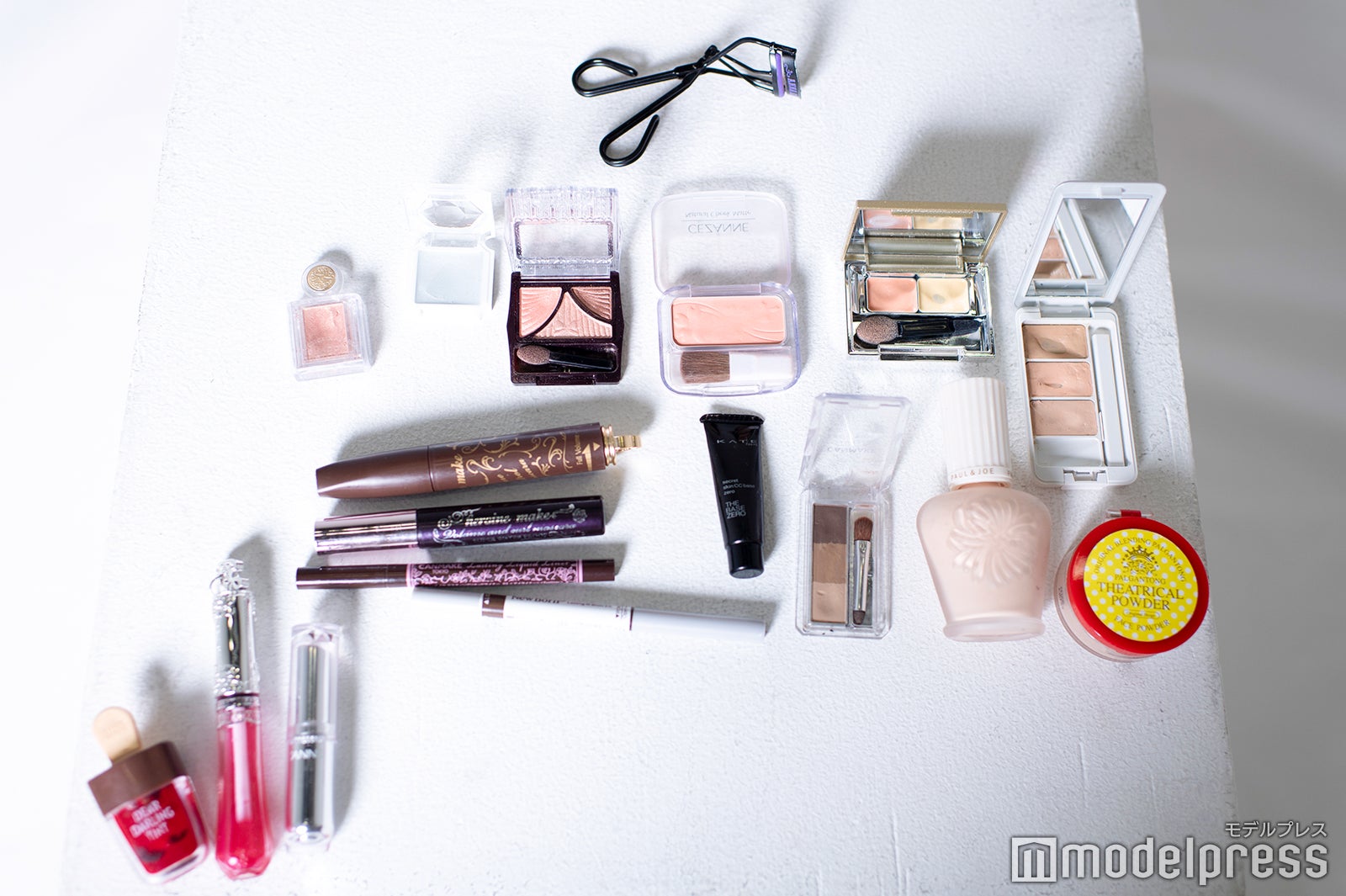 菅原茉椰のメイクポーチ中身 （C）モデルプレス