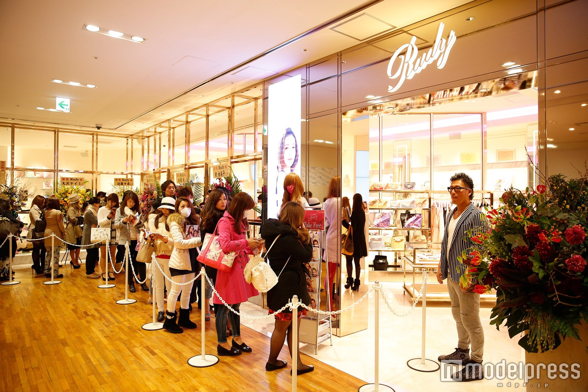 入場規制がかかり、閉店間際まで列が途切れないほどの大盛況に