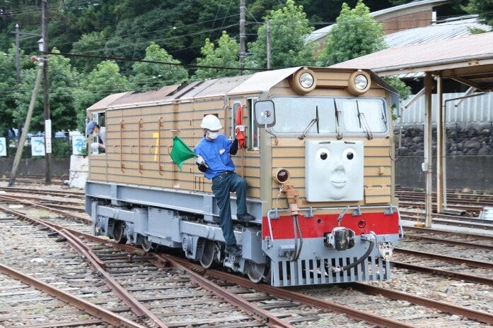 千頭駅構内で入れ替えをする「きかんしゃトビー」