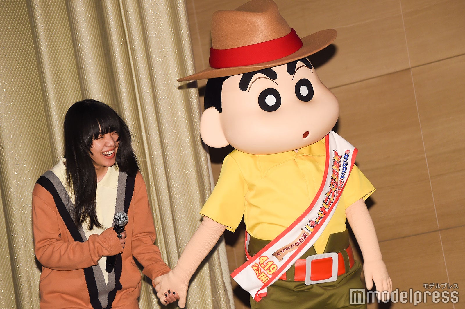 しんちゃんに手を引かれながらあいみょん登場（C）モデルプレス