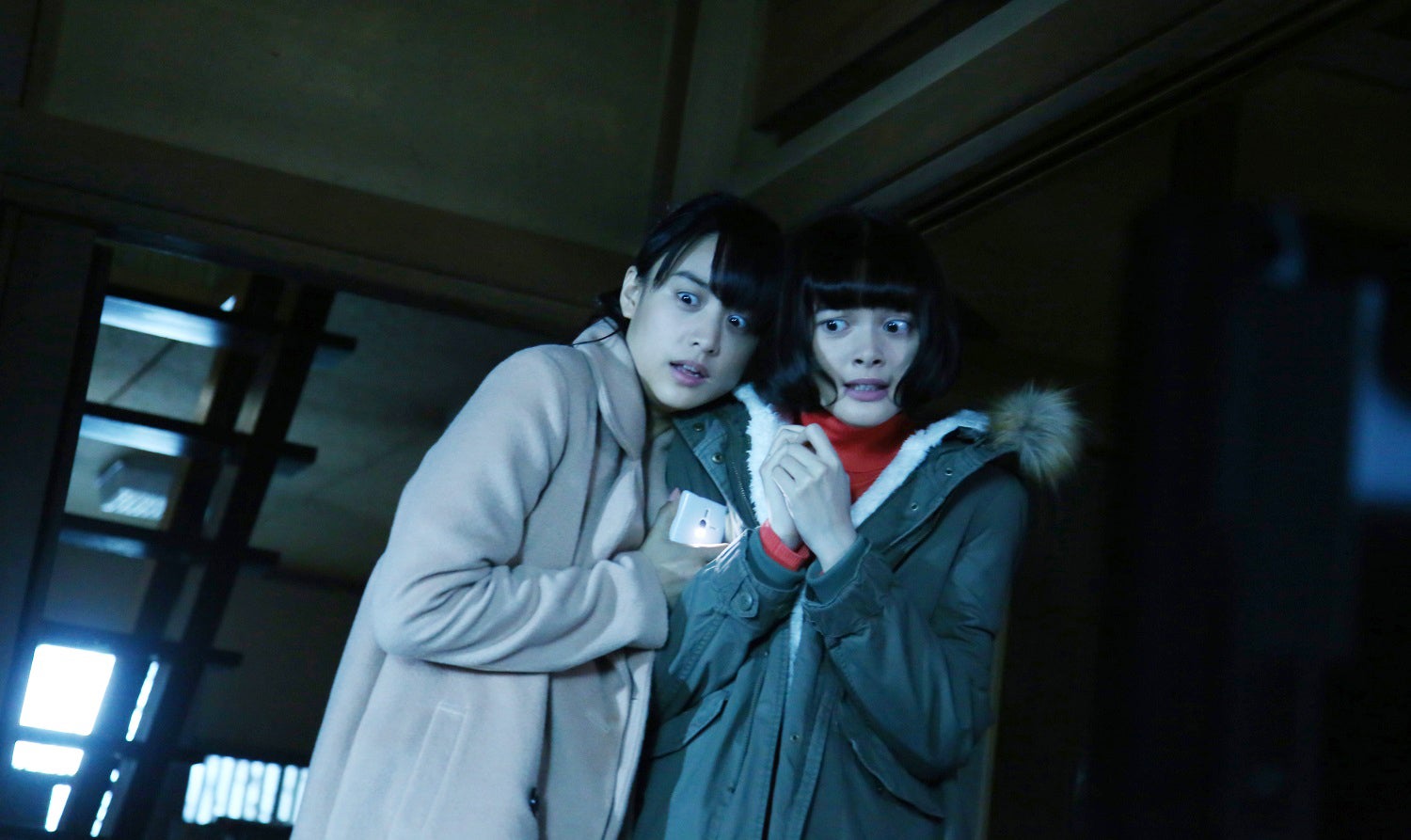 劇中カット：山本美月、玉城ティナ（C）2016「貞子vs伽椰子」製作委員会