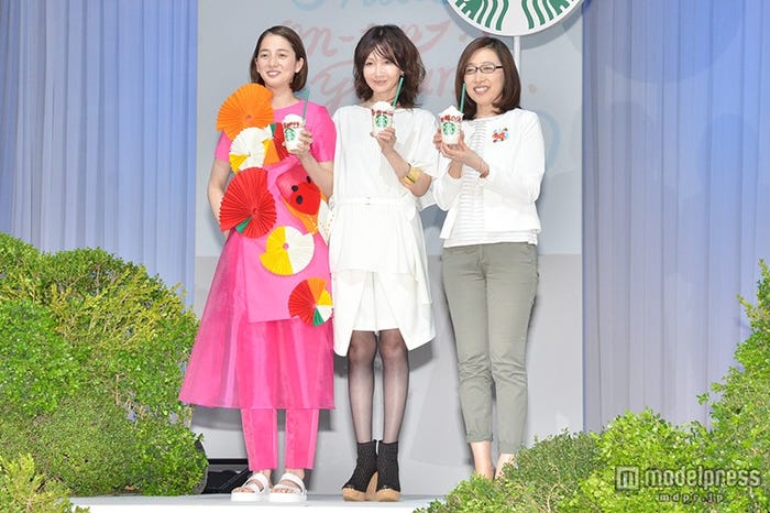 (左から)満島みなみ、YOU、堀江執行役員