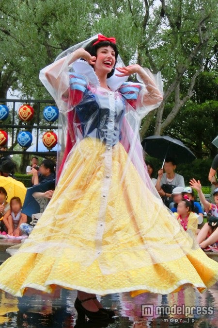 白雪姫、雨の日に行ったパレードではカッパを着て登場／TDL