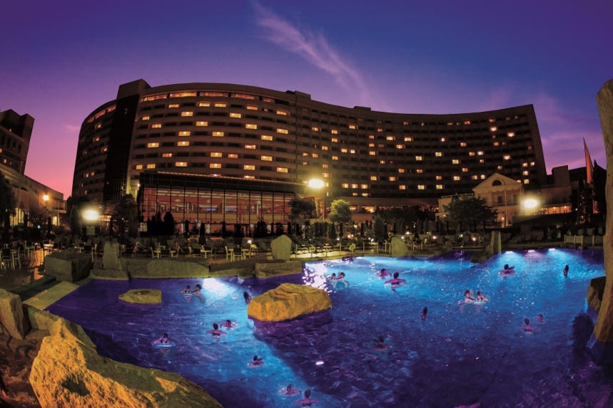 非日常ナイトプールでDJも!シェラトン・グランデでプール開き