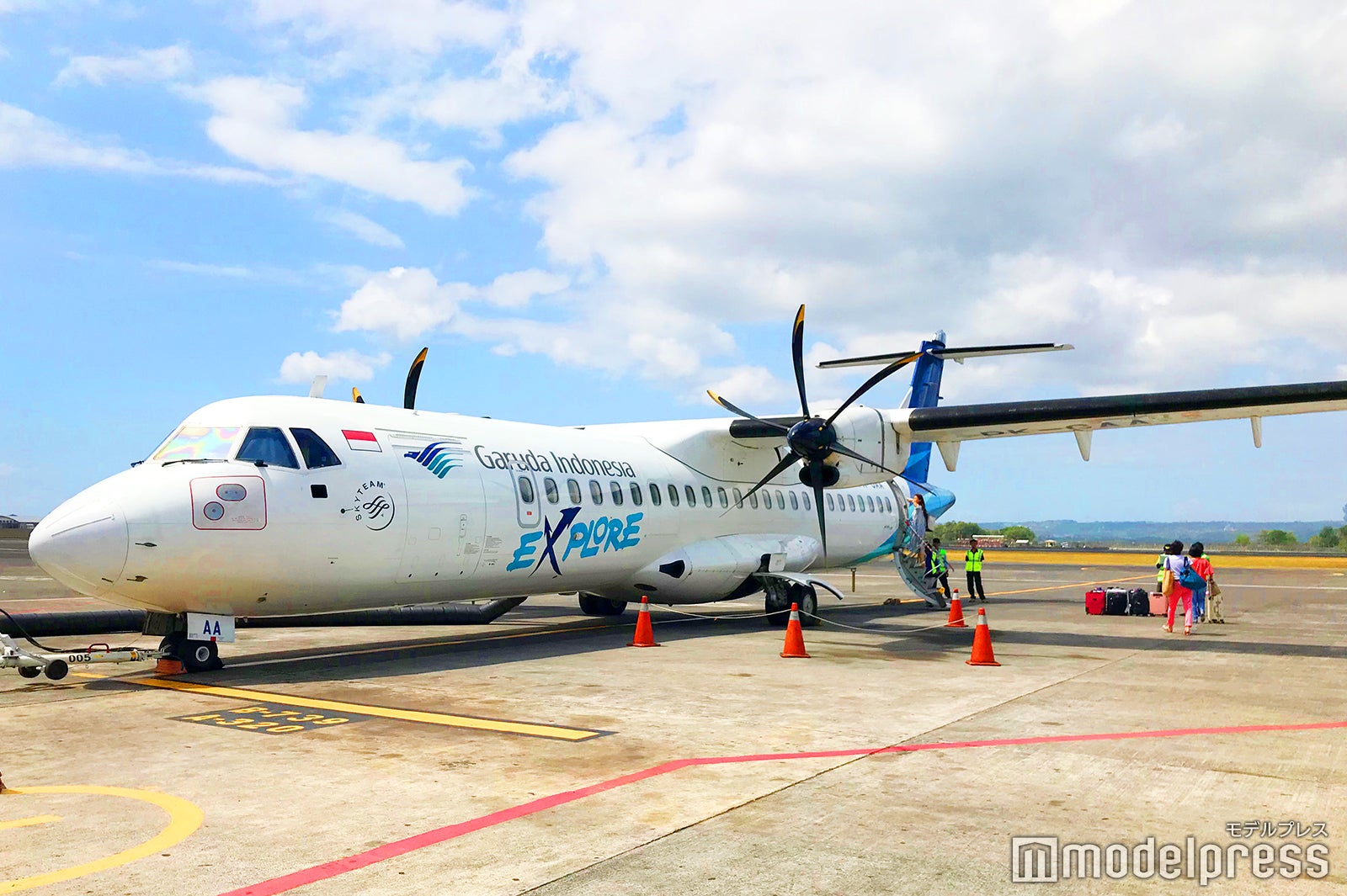 フローレス島へはかわいいプロペラ機でのフライト／画像提供：ガルーダ・インドネシア航空