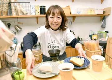 元ロッテ名物場内アナウンス担当・谷保恵美さんの第二の人生 美声は健在！！「“4番（よばん）のお客さま～”と呼んだりすることも」 カフェ経営