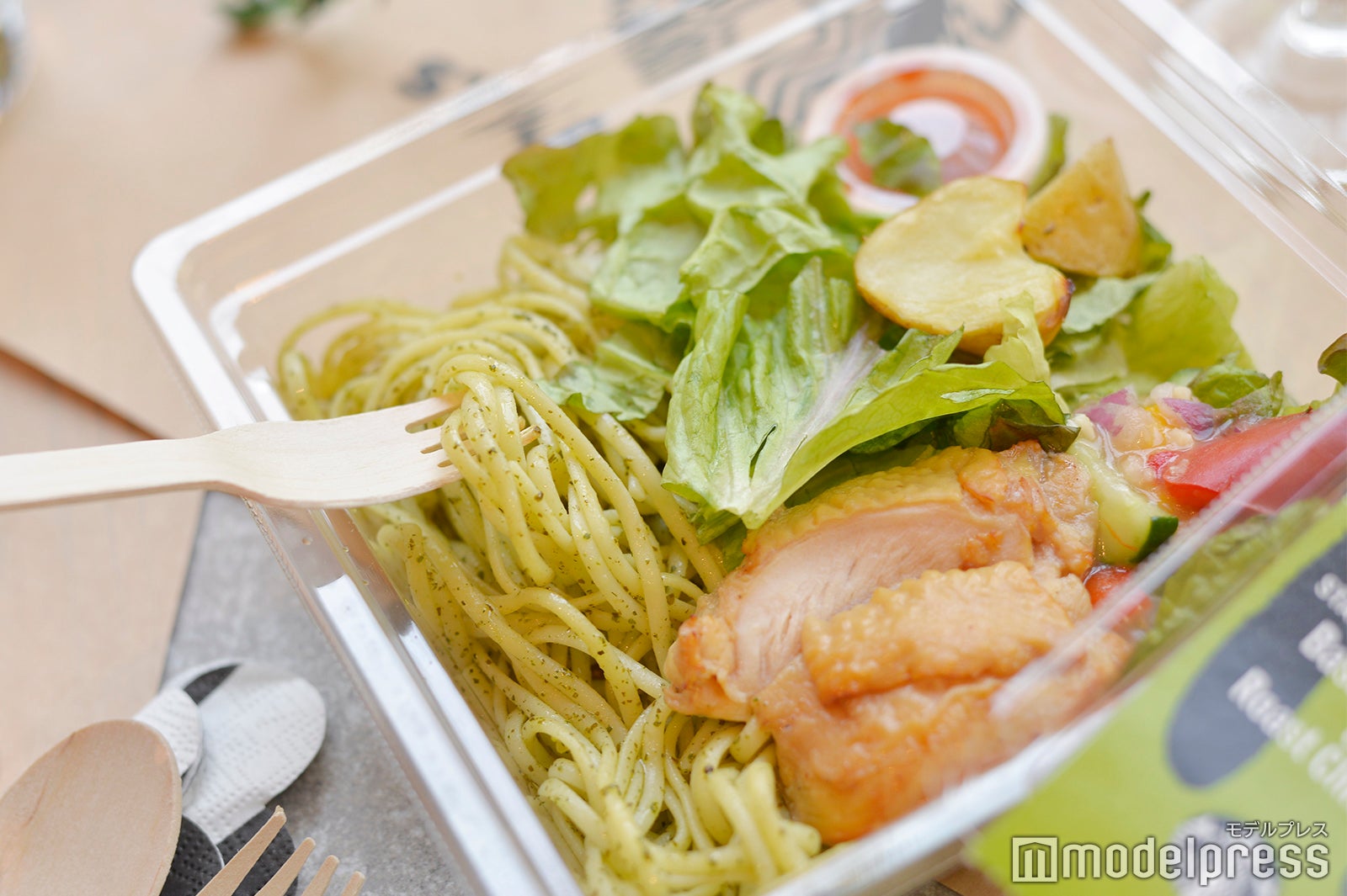 バジルの香りが口いっぱいに広がる （C）モデルプレス