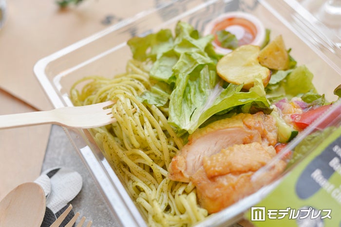 バジルの香りが口いっぱいに広がる (C)モデルプレス