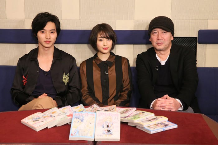 (左から)山崎賢人、広瀬すず、新城毅彦監督(C)2016フジテレビジョン講談社東宝(C)新川直司/講談社