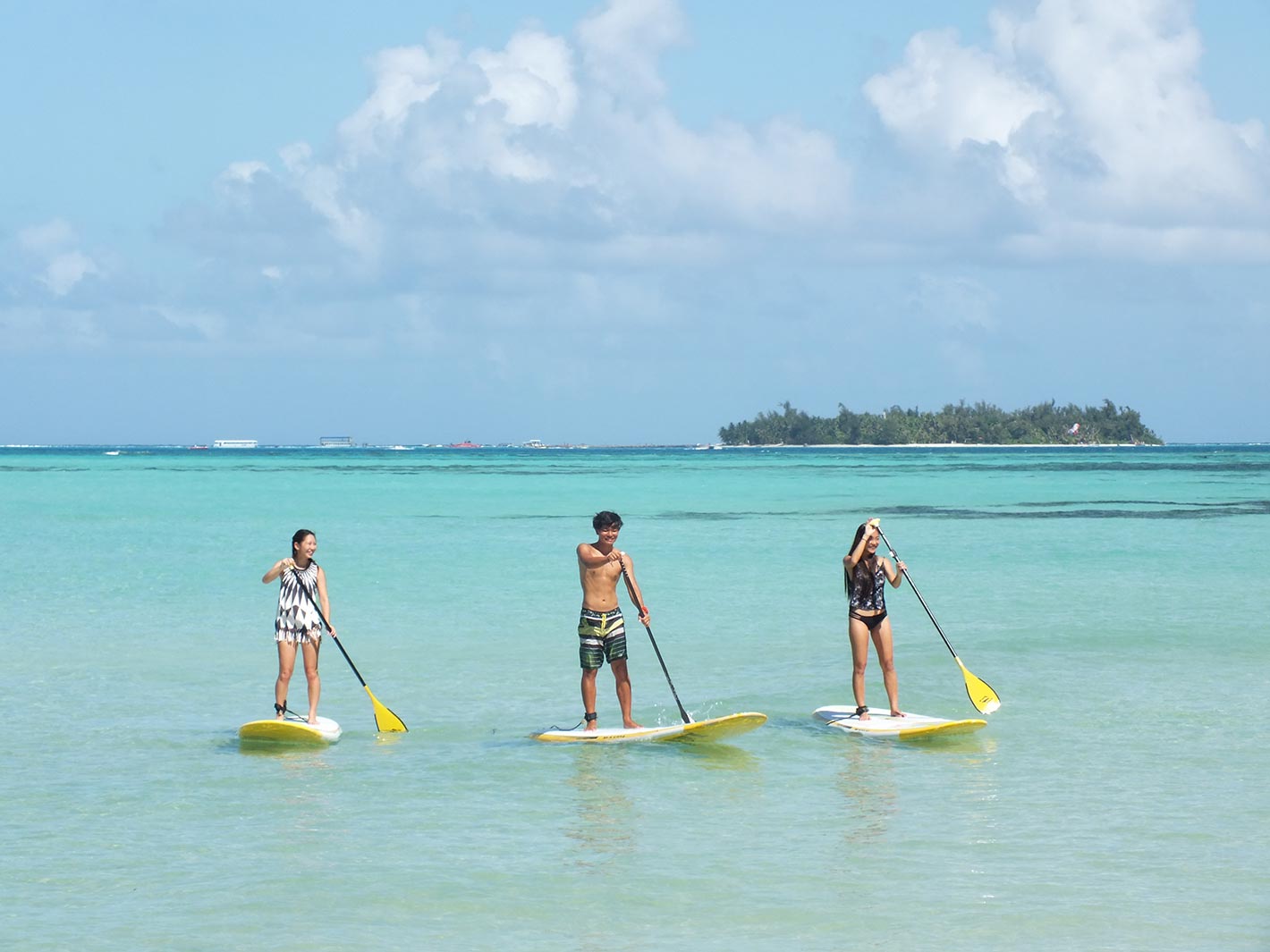 ボードに乗って海へ漕ぎ出せば、トロピカルフィッシュや、ウミガメにも出会えるかも？（C）Seawind Marine Sports Club