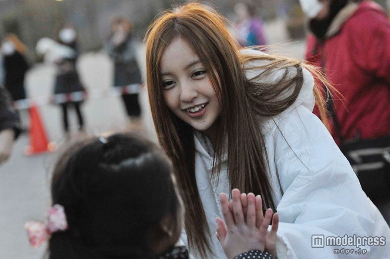 板野友美、被災地の子どもたちと触れ合い…決意新たに