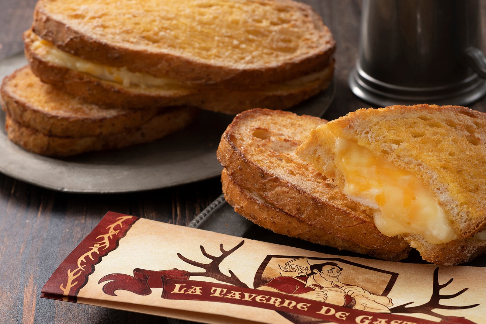 フレンチトースト・サンド／セット：1140円／単品：750円 （C）Disney