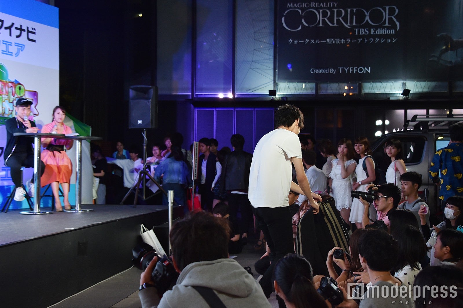 突如ステージを降りる水津さん （C）モデルプレス