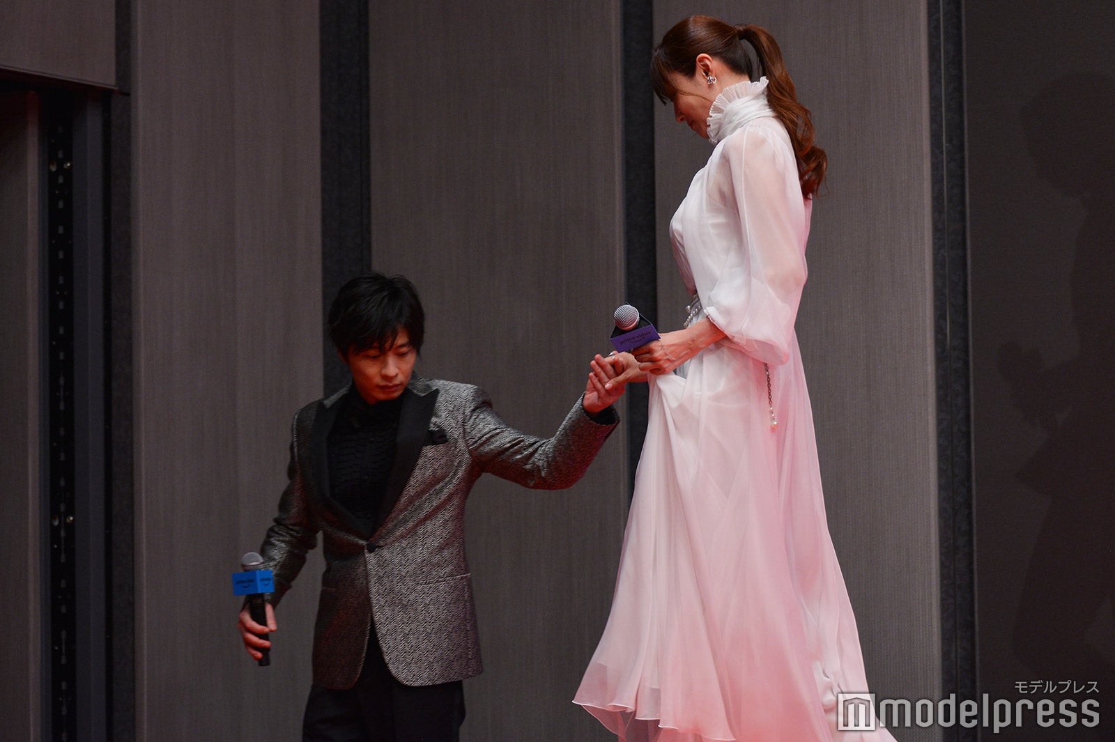 深田恭子の降壇時もしっかりエスコートする田中圭（C）モデルプレス