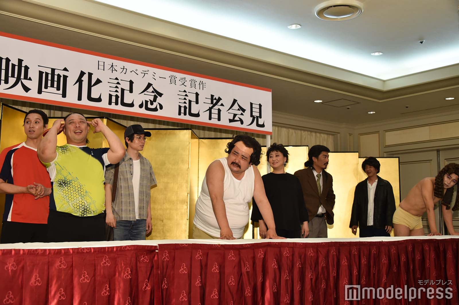 会見後に脚本打ち合わせがあると知らされうなだれるメンバー（C）モデルプレス