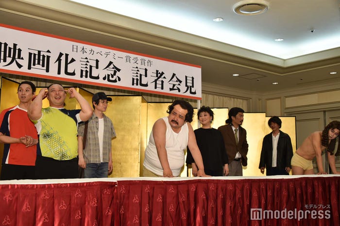 会見後に脚本打ち合わせがあると知らされうなだれるメンバー(C)モデルプレス