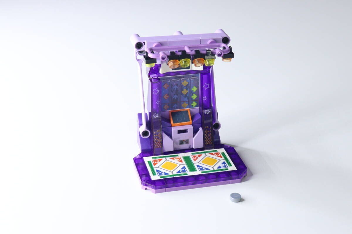白い背景に完成した紫色のダンスゲームブロック 白い背景に完成した紫色のダンスゲームブロック