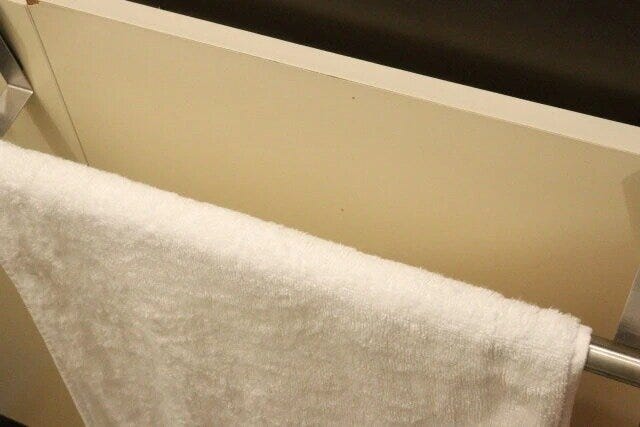 ダイソーのドアに掛けられるタオルハンガー