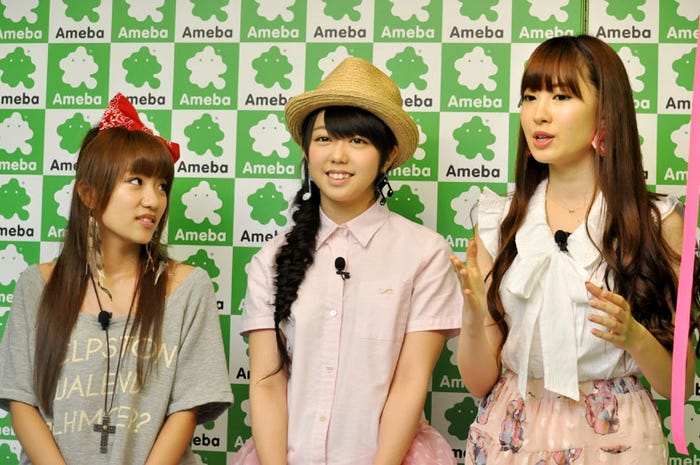 ノースリーブス(左から:高橋みなみ、峯岸みなみ、小嶋陽菜)