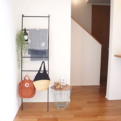狭い玄関でもコート掛けが出来るアイデア11選 スペースを有効活用 モデルプレス
