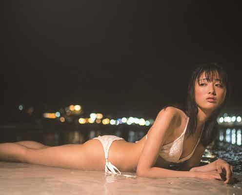 大友花恋、水着で横たわる妖艶カット解禁 美ボディラインを大胆披露