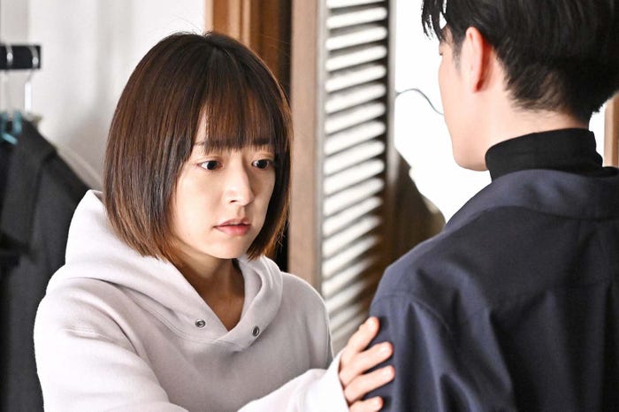 井上真央、佐藤健/「100万回 言えばよかった」最終話より(C)TBS