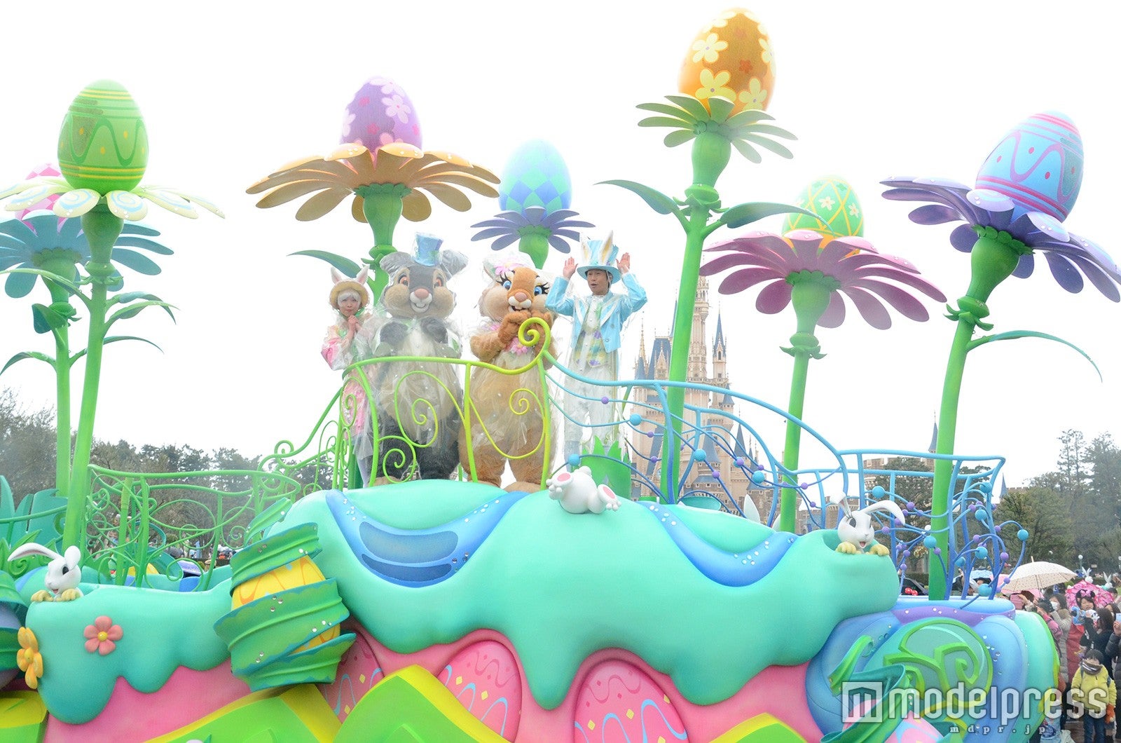 「ヒッピティ・ホッピティ・スプリングタイム」雨天バージョン（C）モデルプレス