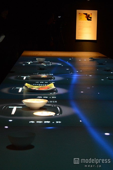 「季節の食卓プロジェクション」／実際に会席料理や器が食卓に置かれているかのよう