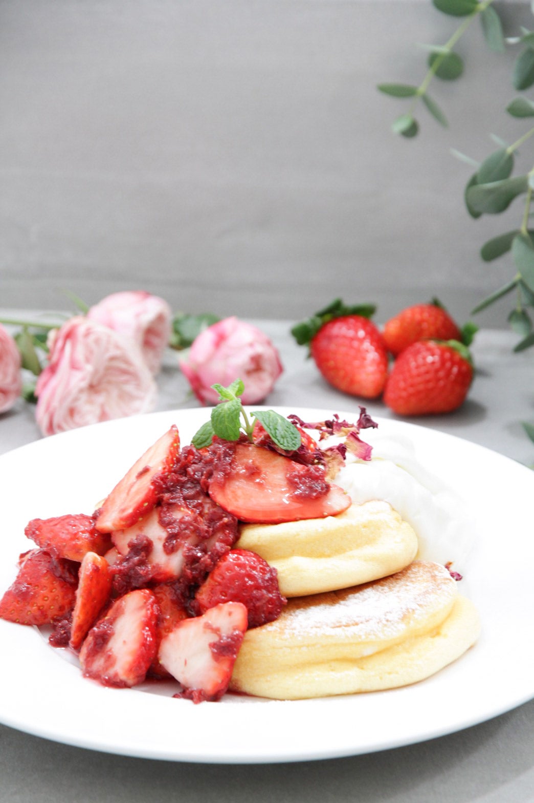 薔薇と国産いちごのパンケーキ／画像提供：株式会社エーステクノロジー