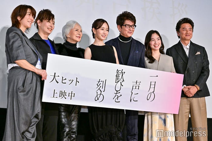 (左から)三島有紀子監督、片岡礼子、カルーセル麻紀、前田敦子、哀川翔、松本妃代、原田龍二(C)モデルプレス