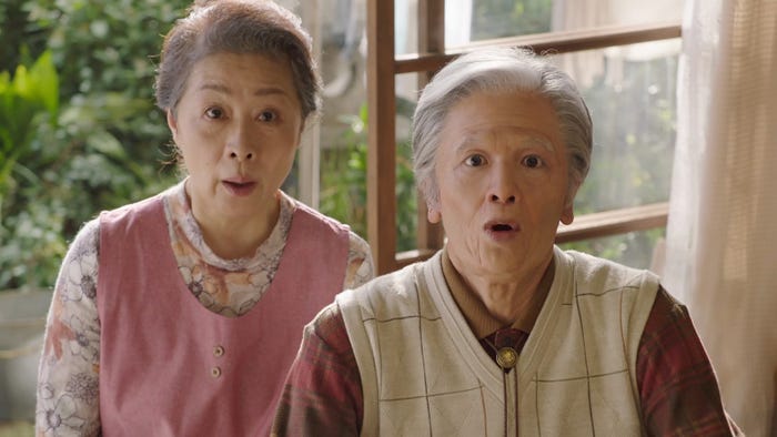 志尊淳(右)「ライト!50年前のオレ」篇(提供写真)