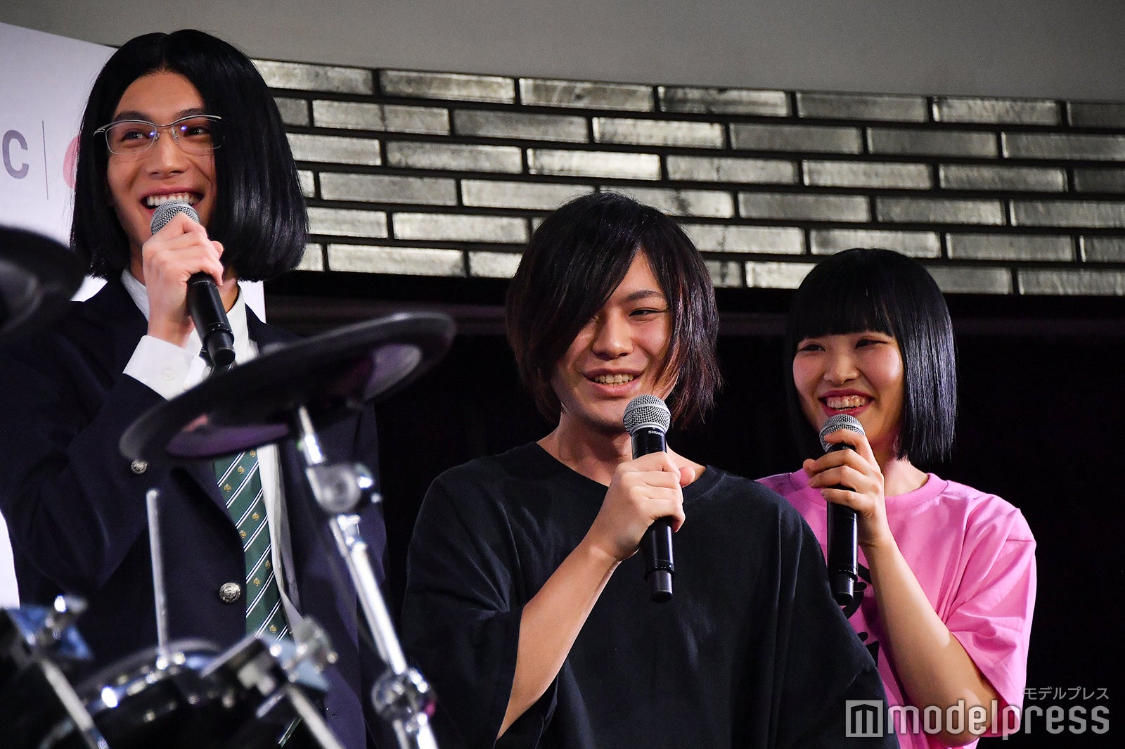 「ライブで1回叩いてもらってもバレない」ということで、中川大志（左）が並んでみるも「顔面偏差値でバレる」とこやまたくや、しばたありぼぼ（C）モデルプレス