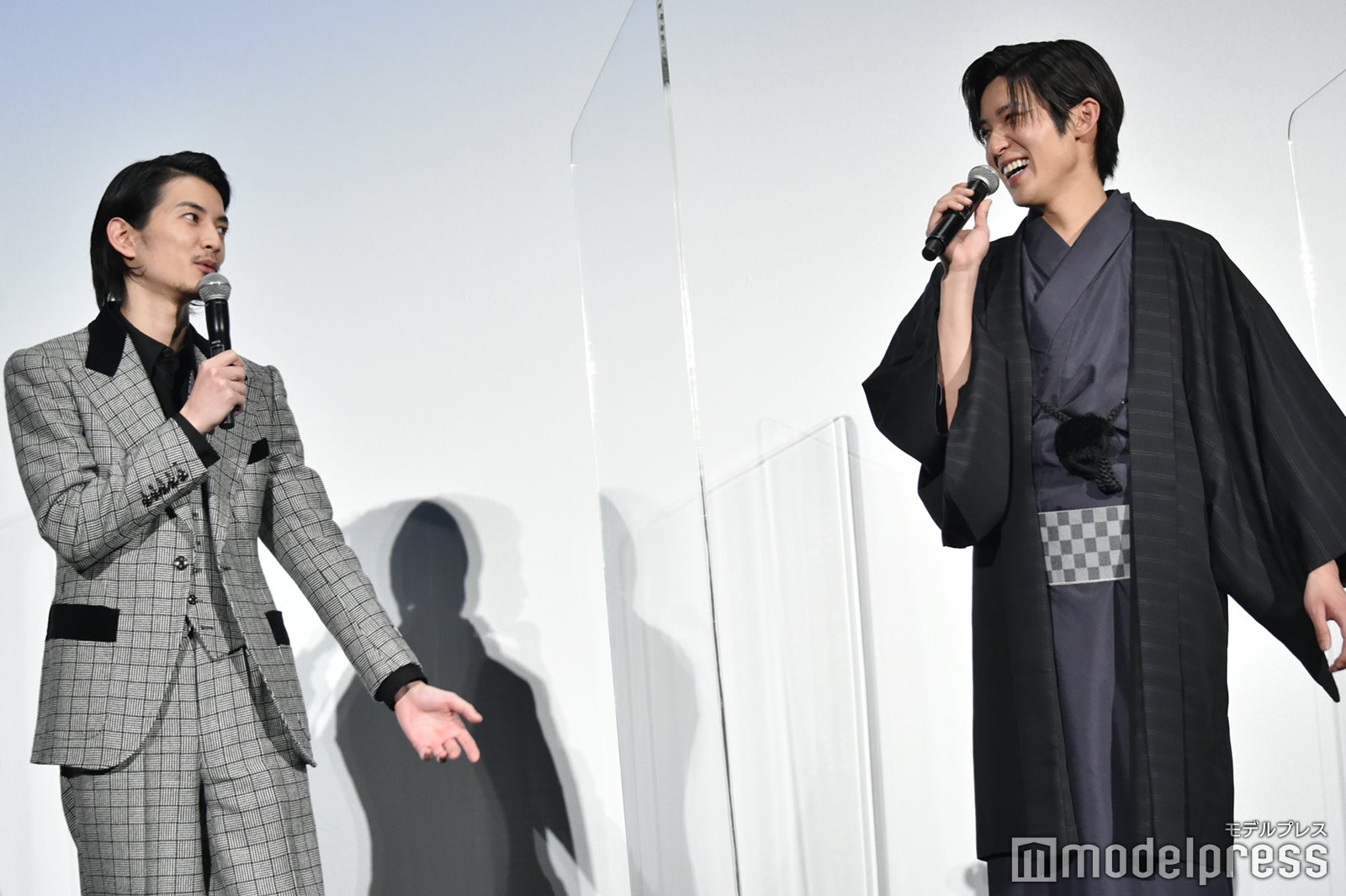 やっとの思いで距離を縮めた渡邊圭祐、目黒蓮（C）モデルプレス