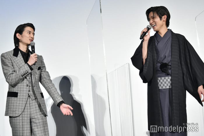 やっとの思いで距離を縮めた渡邊圭祐、目黒蓮(C)モデルプレス