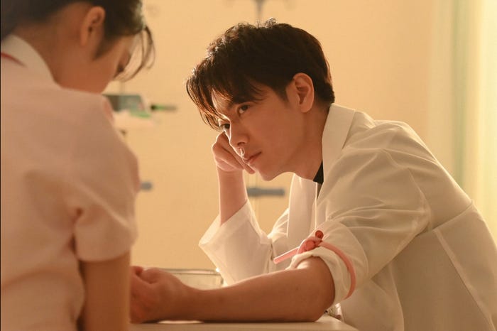 上白石萌音、佐藤健/「恋はつづくよどこまでも」第3話より(C)TBS