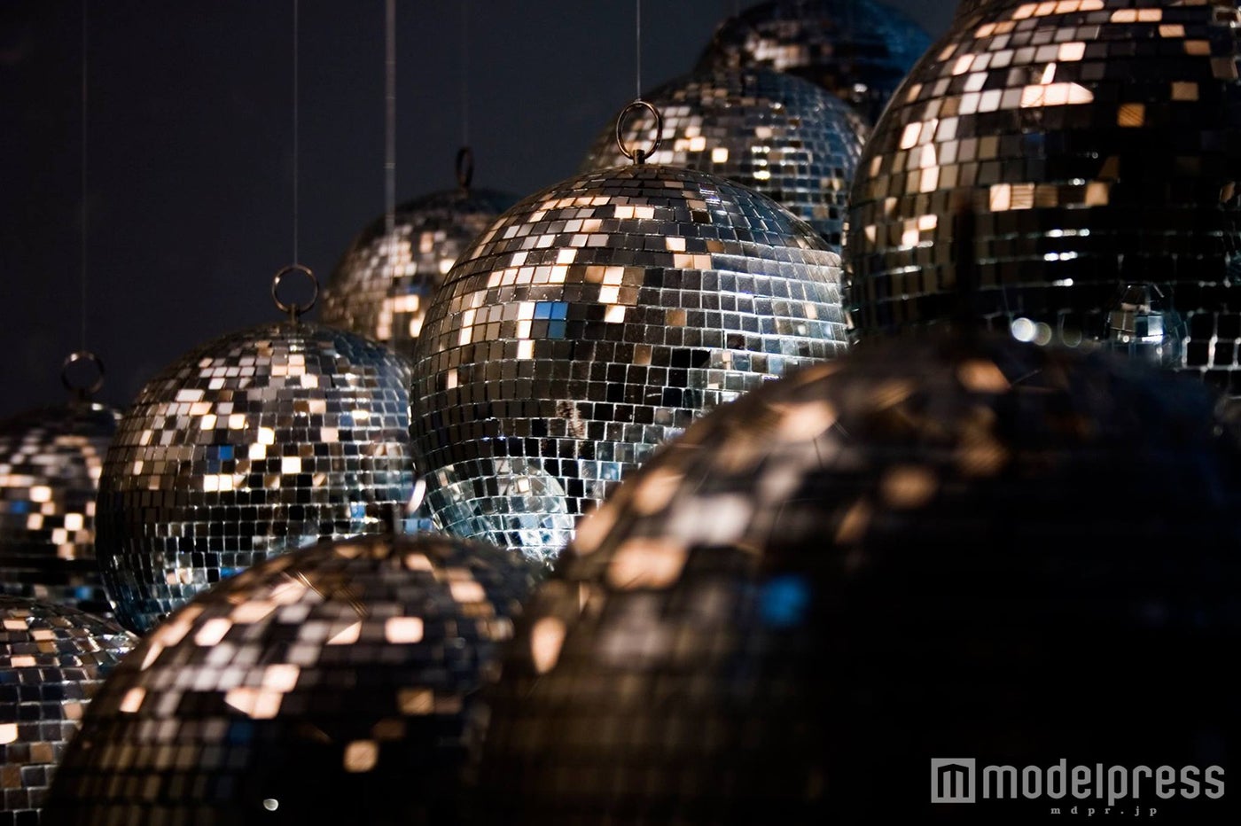 約400のミラーボールが光輝く（イメージ写真）／photo by Dominic Alves