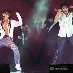 シャツをはだけさせ色気ダダ漏れの井上瑞稀、ワイルドさ全開でバキバキの橋本涼「サマステライブ2024」ゲネプロより(C)モデルプレス