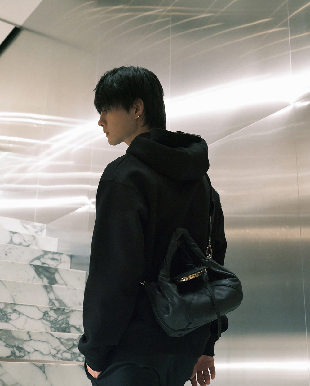 M!LK佐野勇斗、洗練されたスタイル披露「フェンディ」ブラック