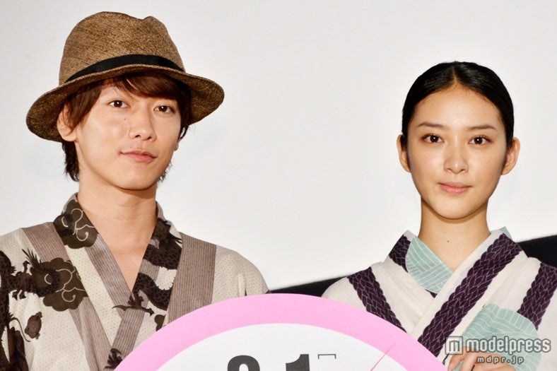 （左から）佐藤健、武井咲