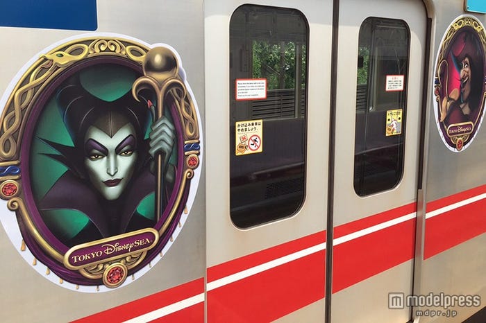 ディズニーヴィランズ、新宿駅&電車内をジャック 一足早いハロウィーンムード漂う(C)Disney