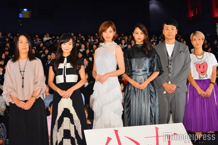 (左から)湊かなえ、佐藤玲、本田翼、山本美月、児嶋一哉、三島有紀子監督(C)モデルプレス