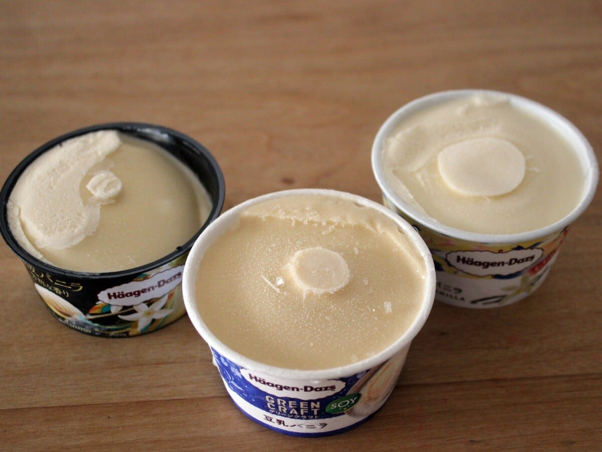 手前が「豆乳バニラ」。黄色っぽく、ややシャリっとした感触