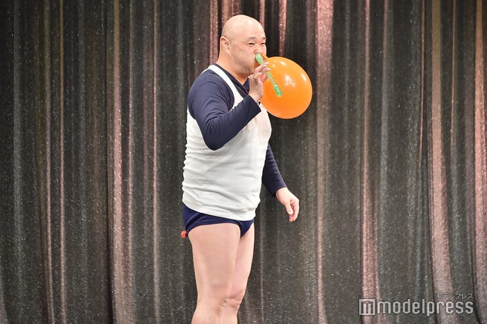 ネタを披露したくまだまさし(C)モデルプレス