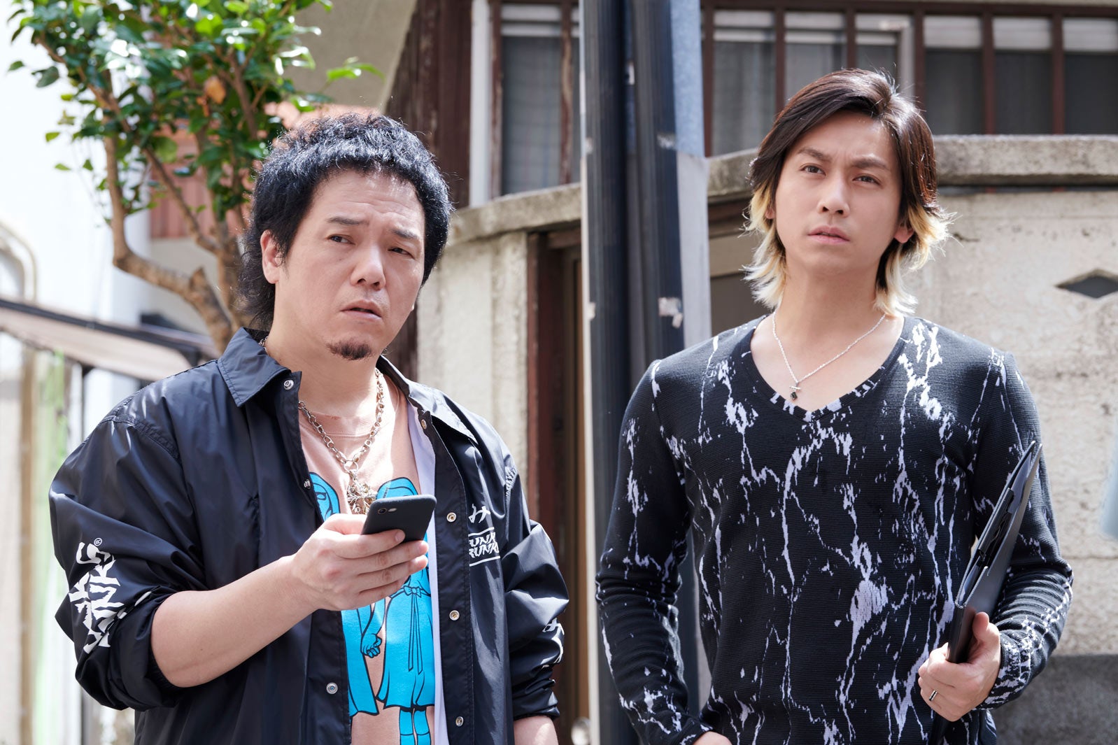 やべきょうすけ、崎本大海（C）2022 真鍋昌平・山崎童々・小学館／ドラマ「闇金サイハラさん」製作委員会・MBS