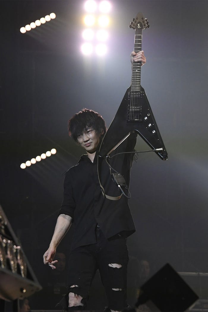 「新宿スワンII スペシャルライブ~SSIISL~」登場した綾野剛(提供写真)